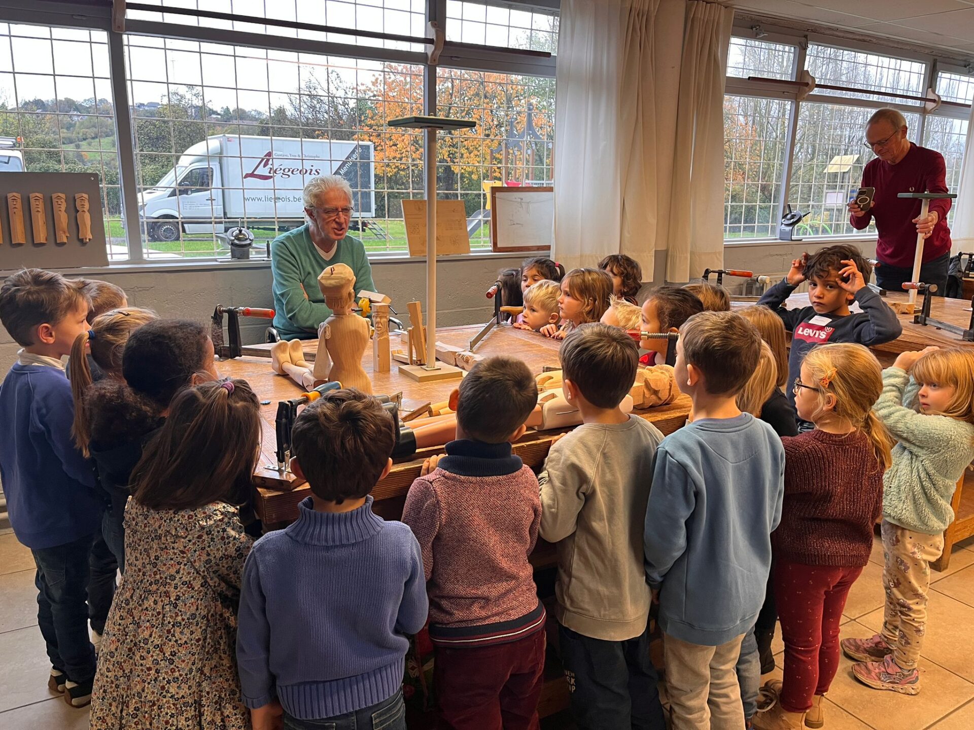 La classe de 3ème maternelle de l'école de Beaufays à l'atelier de marionnettes H - 12